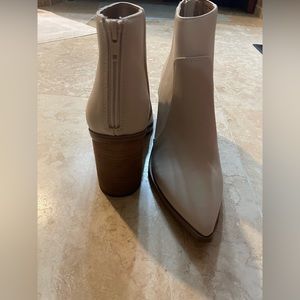 Steve Madden Size 8.5 Women Color: Calibrate Bone